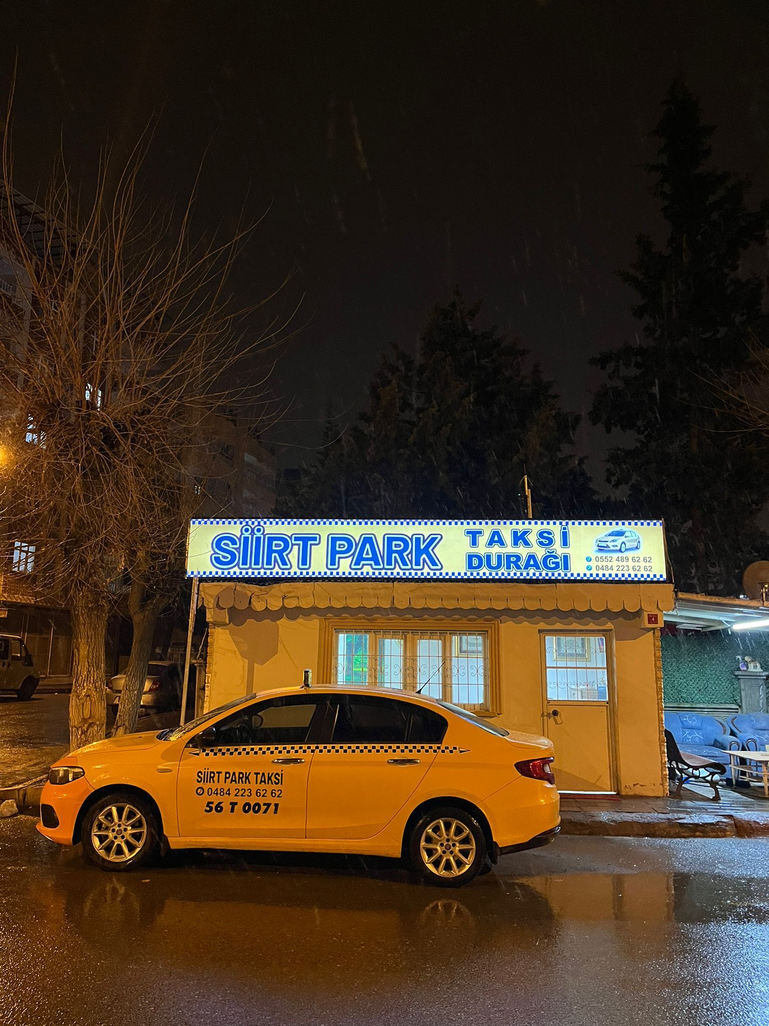 Taksi Durağı - Gece